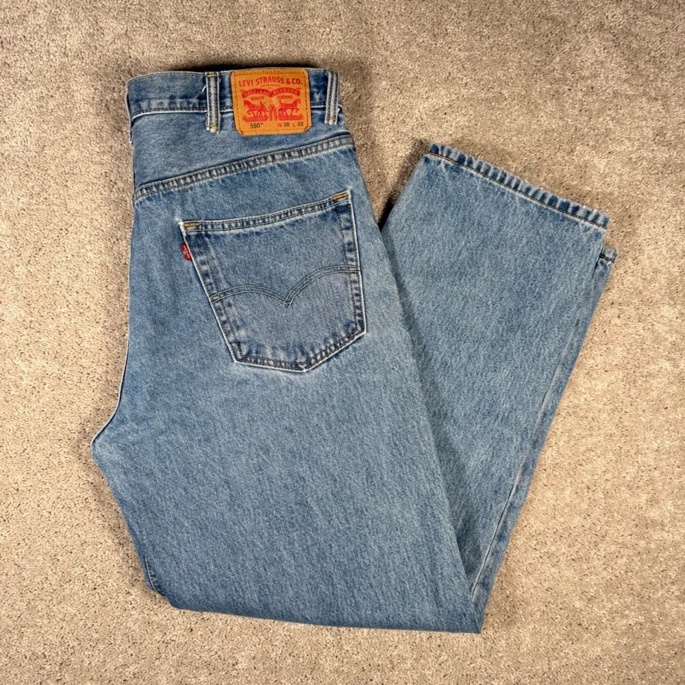 Levis 550 Men's 38x32 Relaxed Fit Tapered Leg Blue Denim Jeans Light Wash